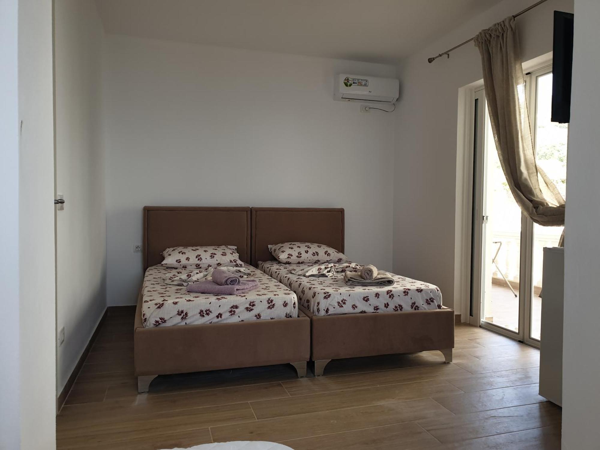 Rooms By George Dhërmi Rum bild